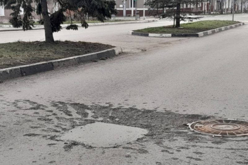 Воронки на проезжей части уже залатали