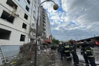 В 11:21 на улице Щорса в районе Харьковская гора из-за попадания фрагментов ракеты «Точка-У» обрушился целый подъезд десятиэтажного жилого дома.