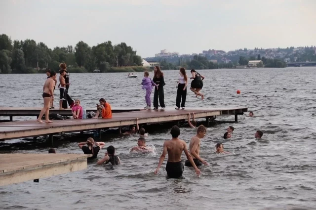 С наступлением жары воронежцы потянулись ко всем водоёмам – и «диким», и в черте города, где купаться запрещено по санитарным причинам.