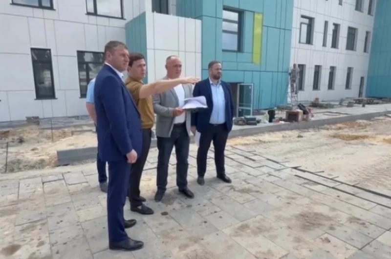 Александр Шуваев посетил площадку строящейся детской поликлиники № 3.