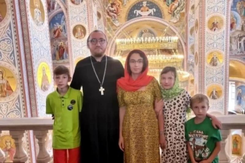 Отец Михаил, матушка Надежда и их дети - Илья, Анна и Степан.