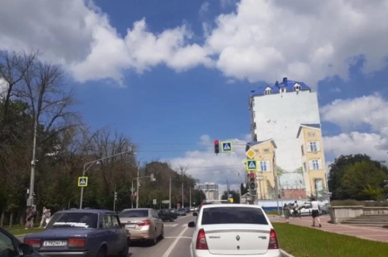 Водителей в Белгороде призвали быть осторожнее на дорогах и на заправках из-за налетов враждеских беспилотников.